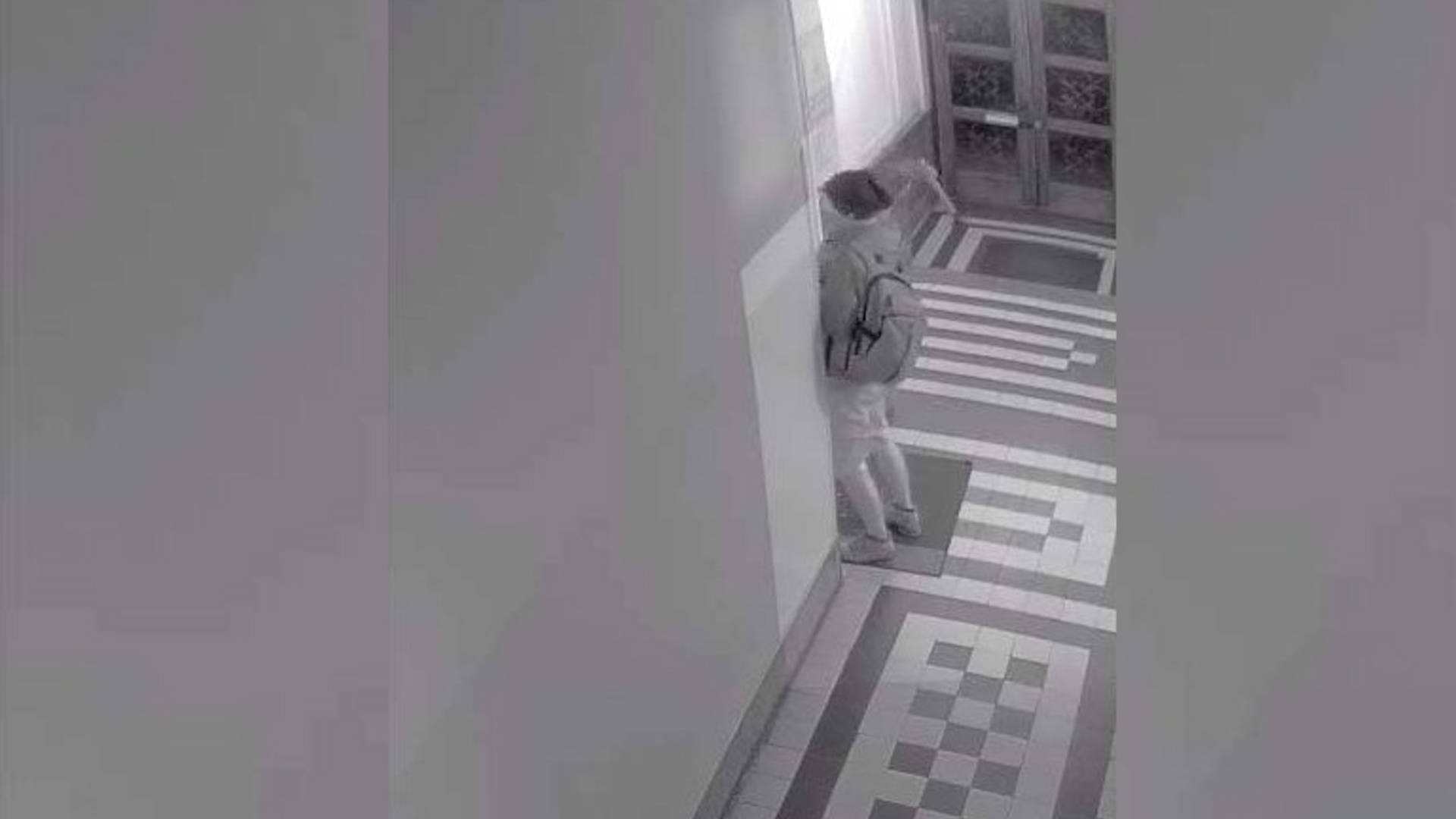 Sprawca zniszczenia drzwi siedziby PiS zatrzymany. Podał motyw
