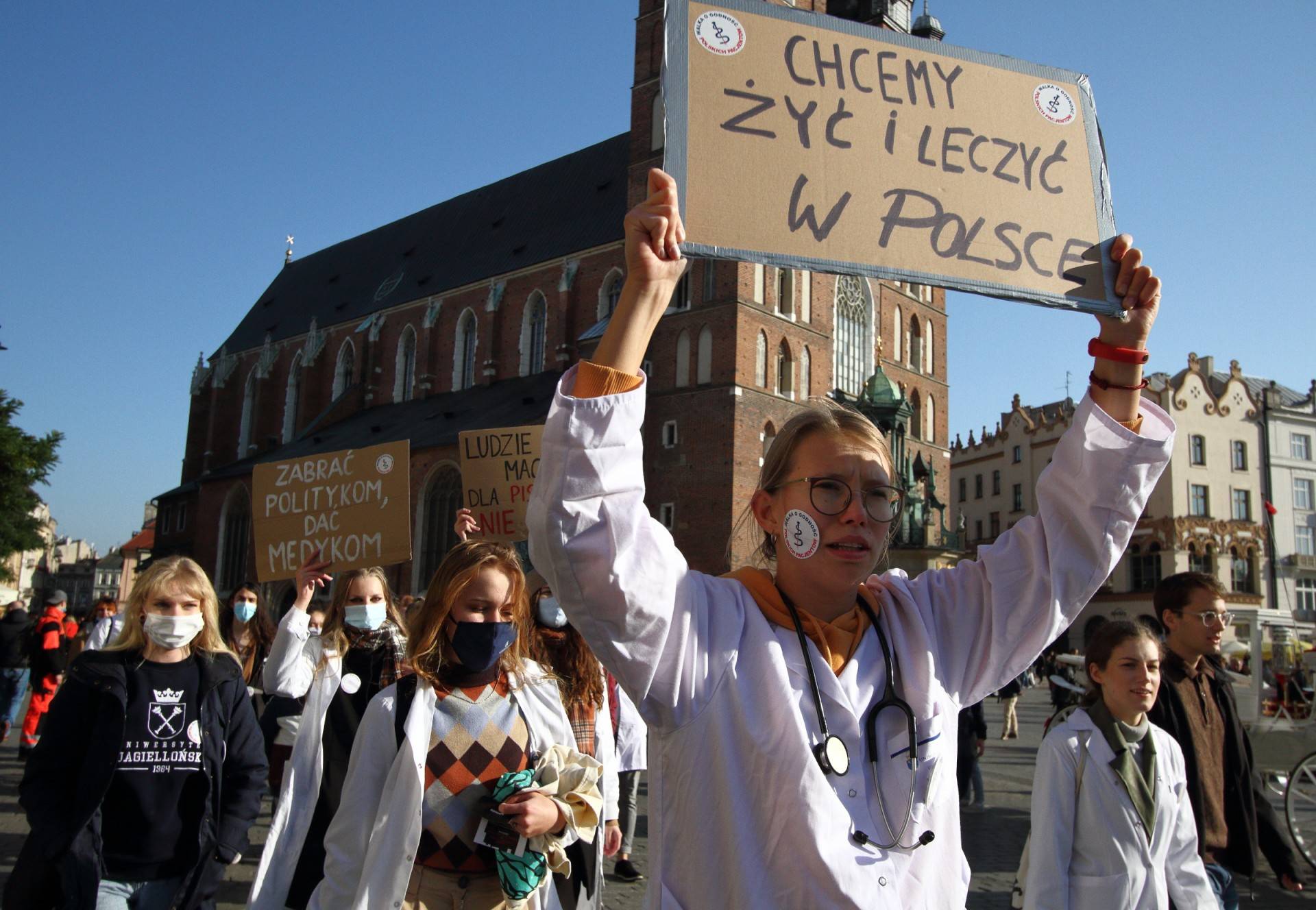"Ten system zabija lekarzy". Protest w Krakowie