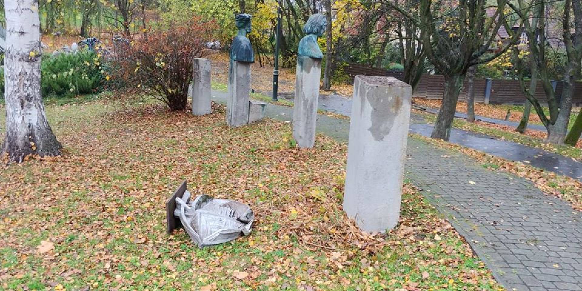 Szokujący wandalizm: zniszczono dzieła wybitnego rzeźbiarza