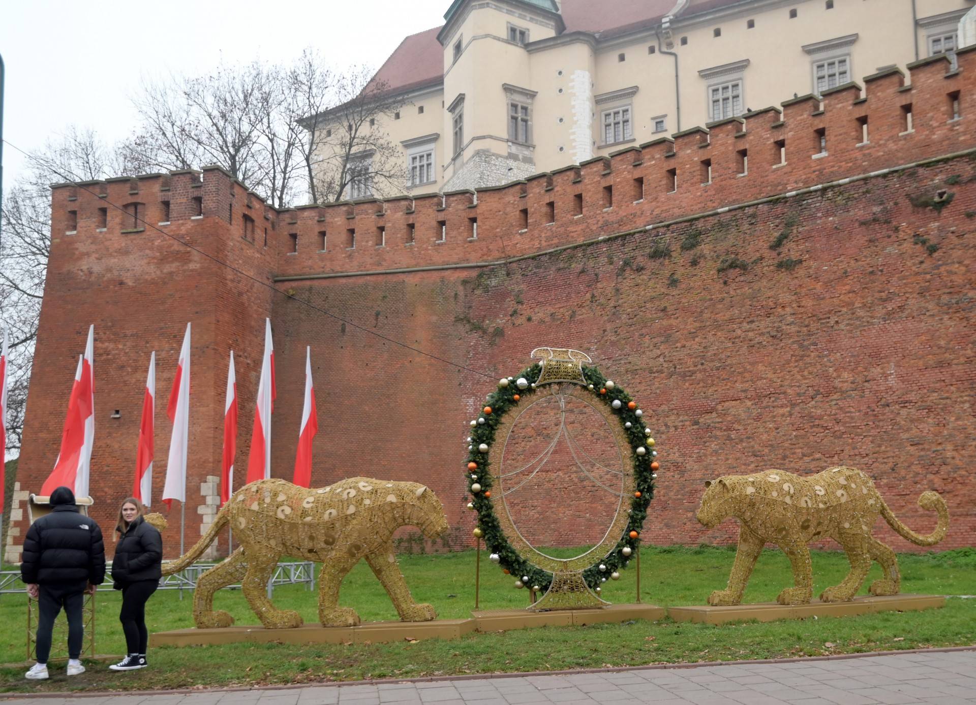 Pierwsze ozdoby świąteczne już pod Wawelem. Podobnie jak przed rokiem