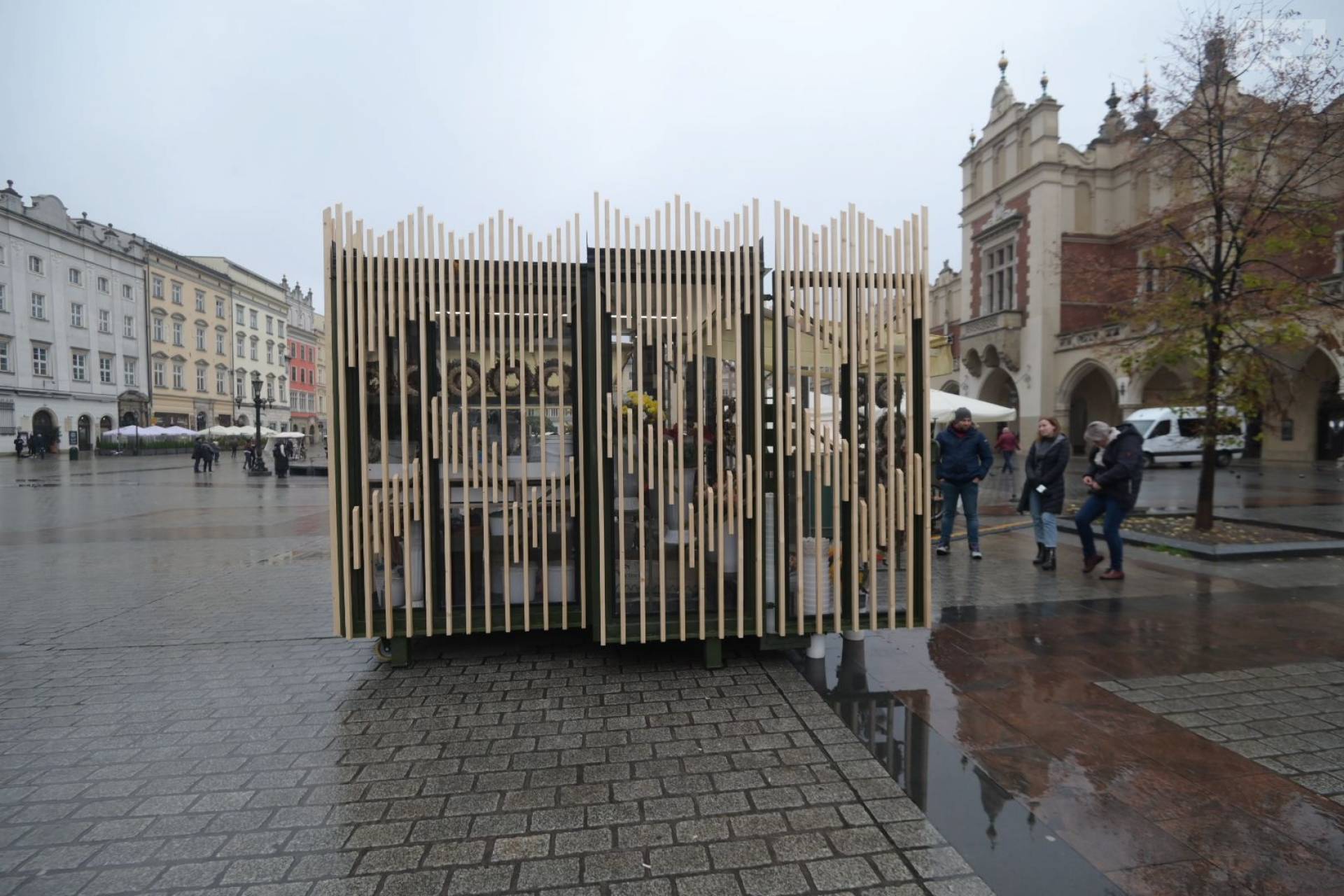 Konserwator zabytków o stoisku dla kwiaciarek: może bardziej nowoczesne?