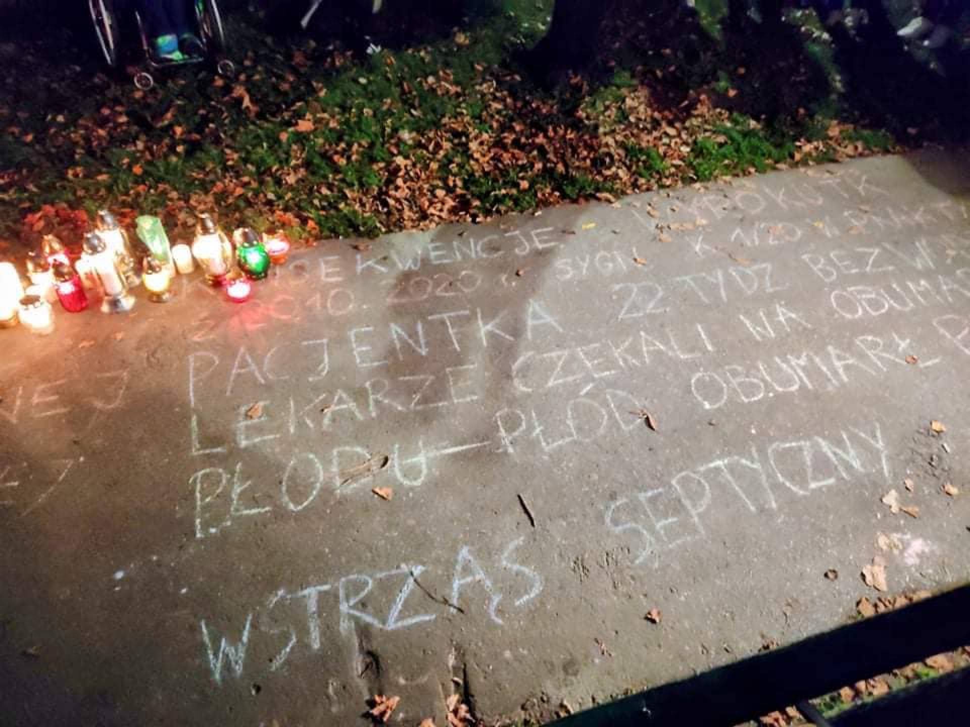 Protest po śmierci kobiety, której odmówiono aborcji. Znicze przed siedzibą PiS