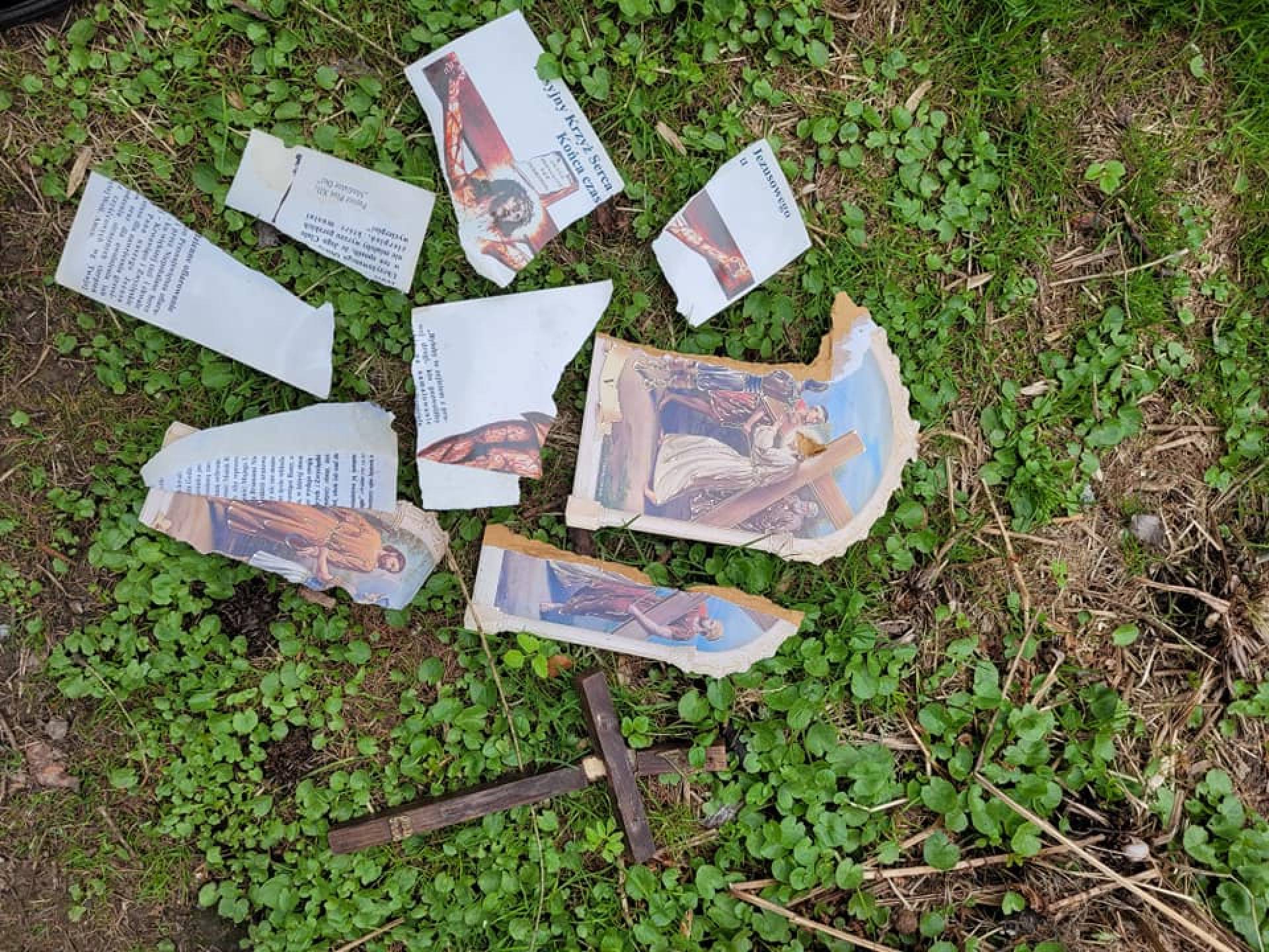Zdewastowano kapliczki drogi krzyżowej. "Ktoś użył siekiery i piły spalinowej"