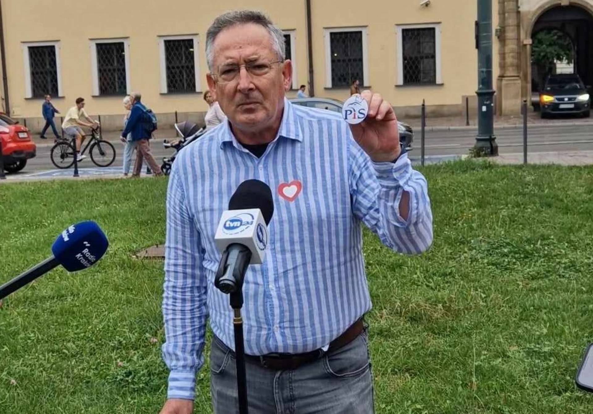 Poseł PO przekazał arcybiskupowi Jędraszewskiemu specjalny prezent