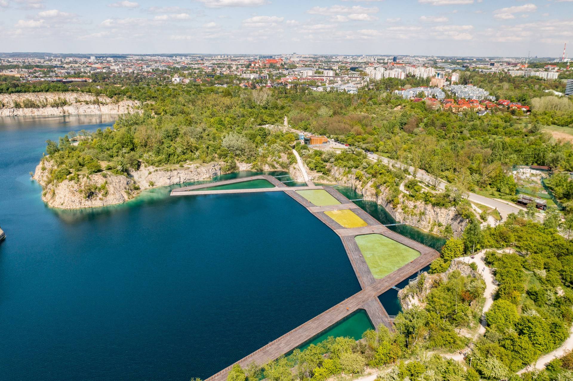 Dlaczego woda na Zakrzówku ma różne kolory? Coraz bliżej otwarcia