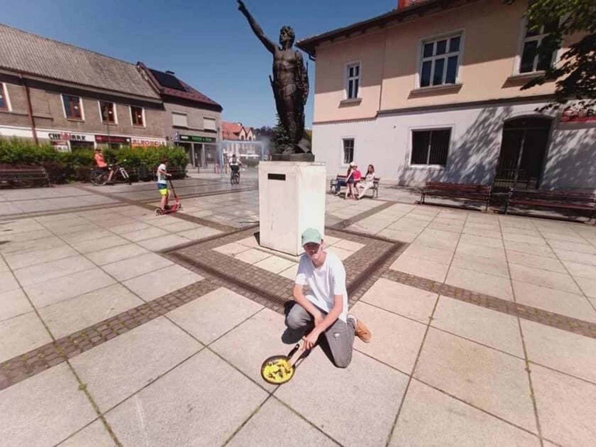Usmażył jajecznicę na płycie rynku. Efekt betonozy