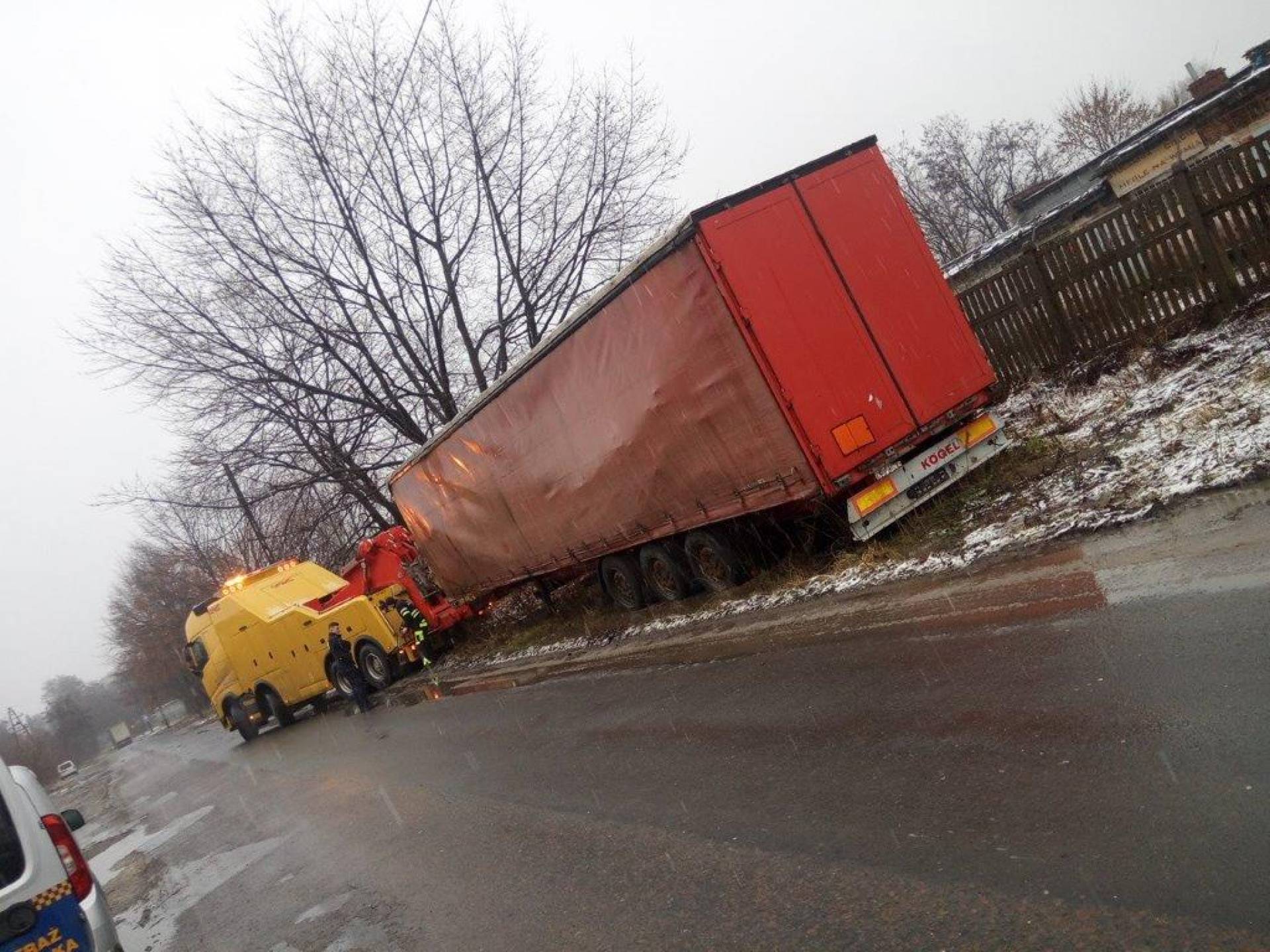 Ktoś porzucił naczepę tira, wreszcie została odholowana. Kto za to zapłaci?