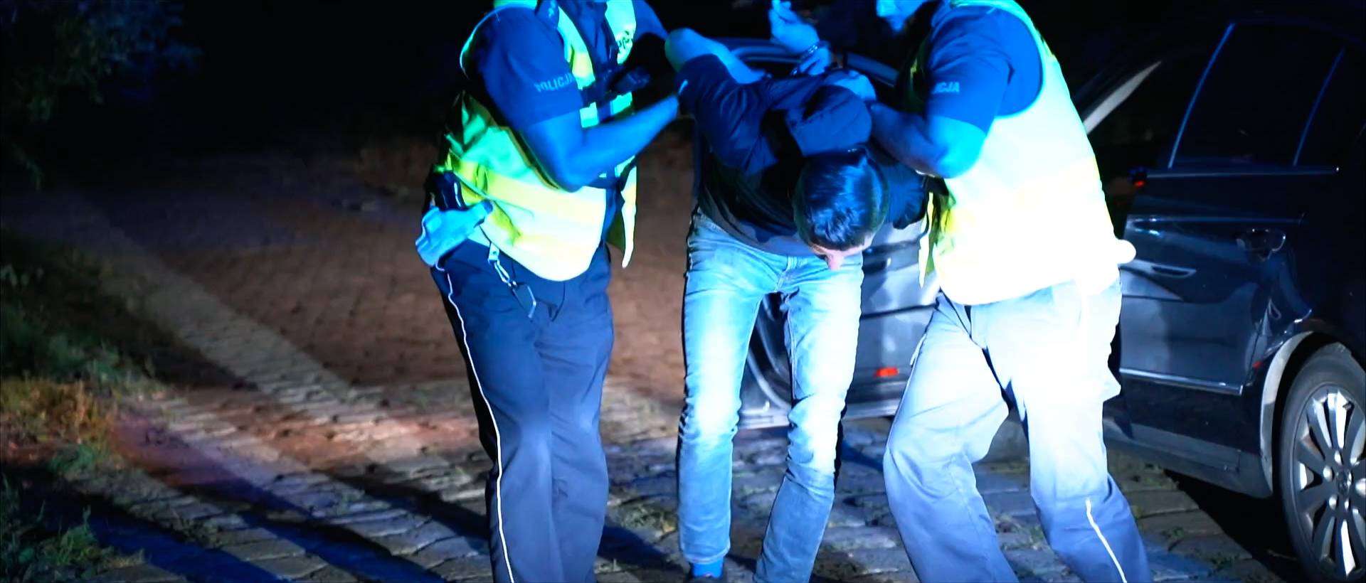 Pijany mężczyzna zasnął na stacji benzynowej, wcześniej przyjechał na nią kradzionym samochodem