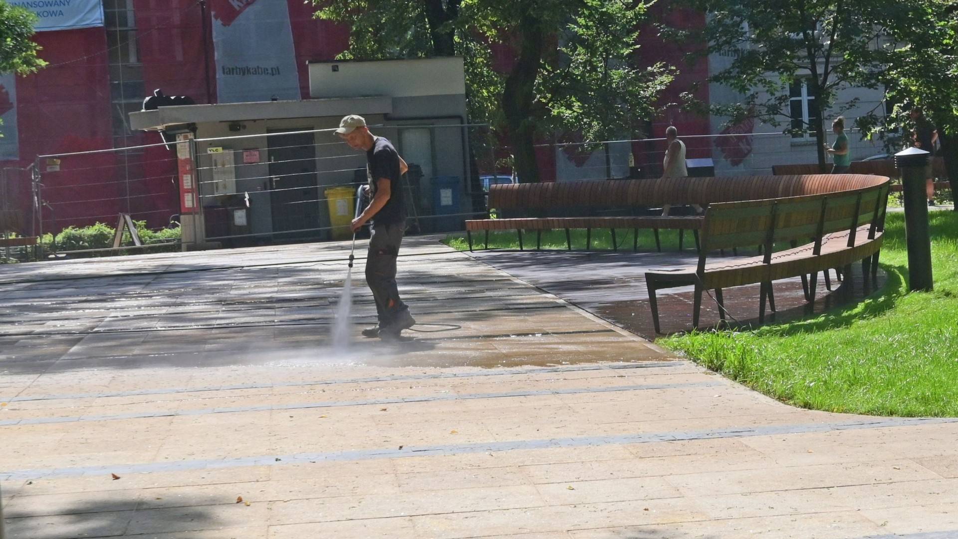 Ostatnie porządki na placu Axentowicza, wieczorem piknik sąsiedzki