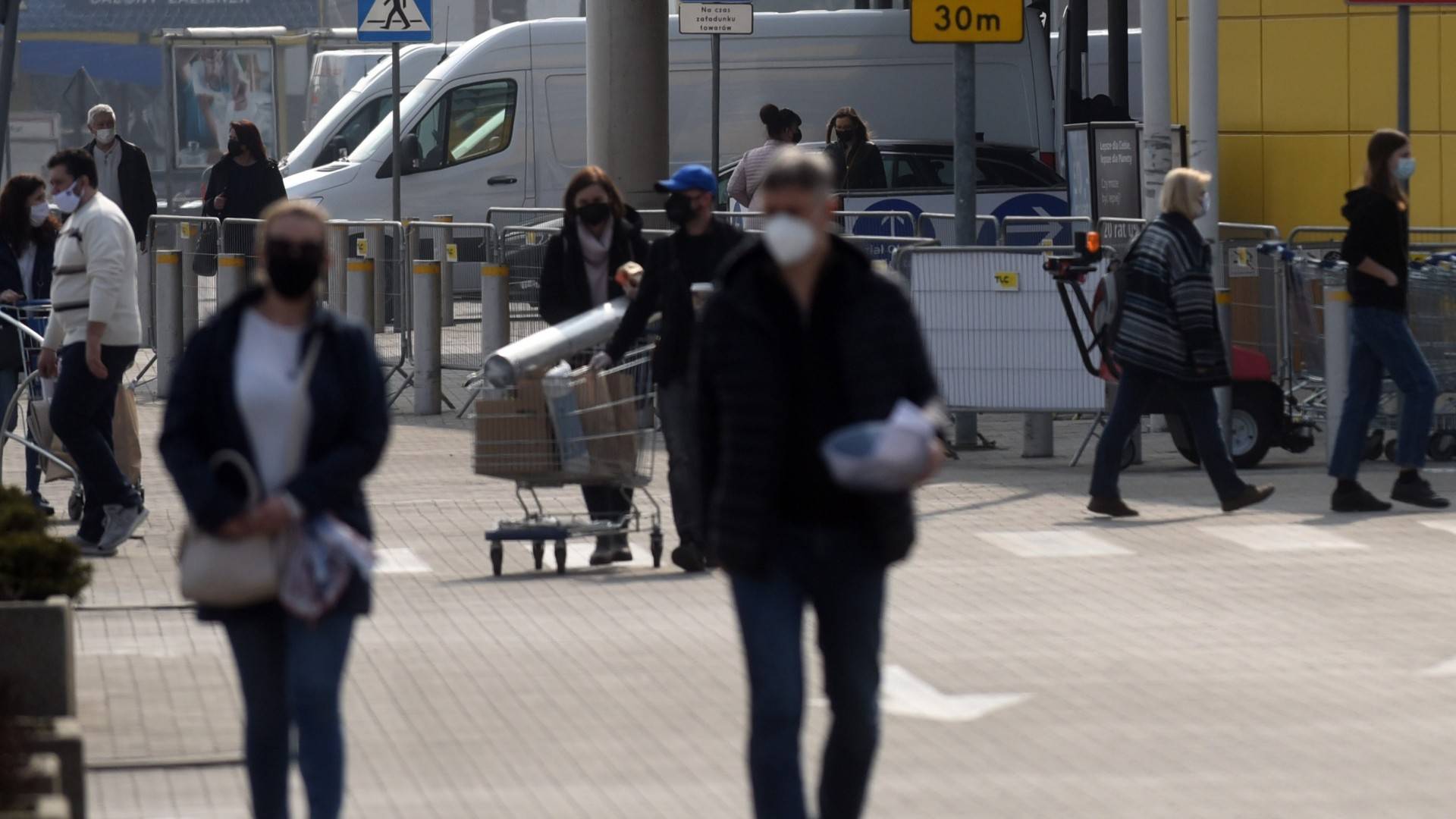 Oblężenie sklepów meblowych i budowlanych, maseczki na brodach i brak dystansu