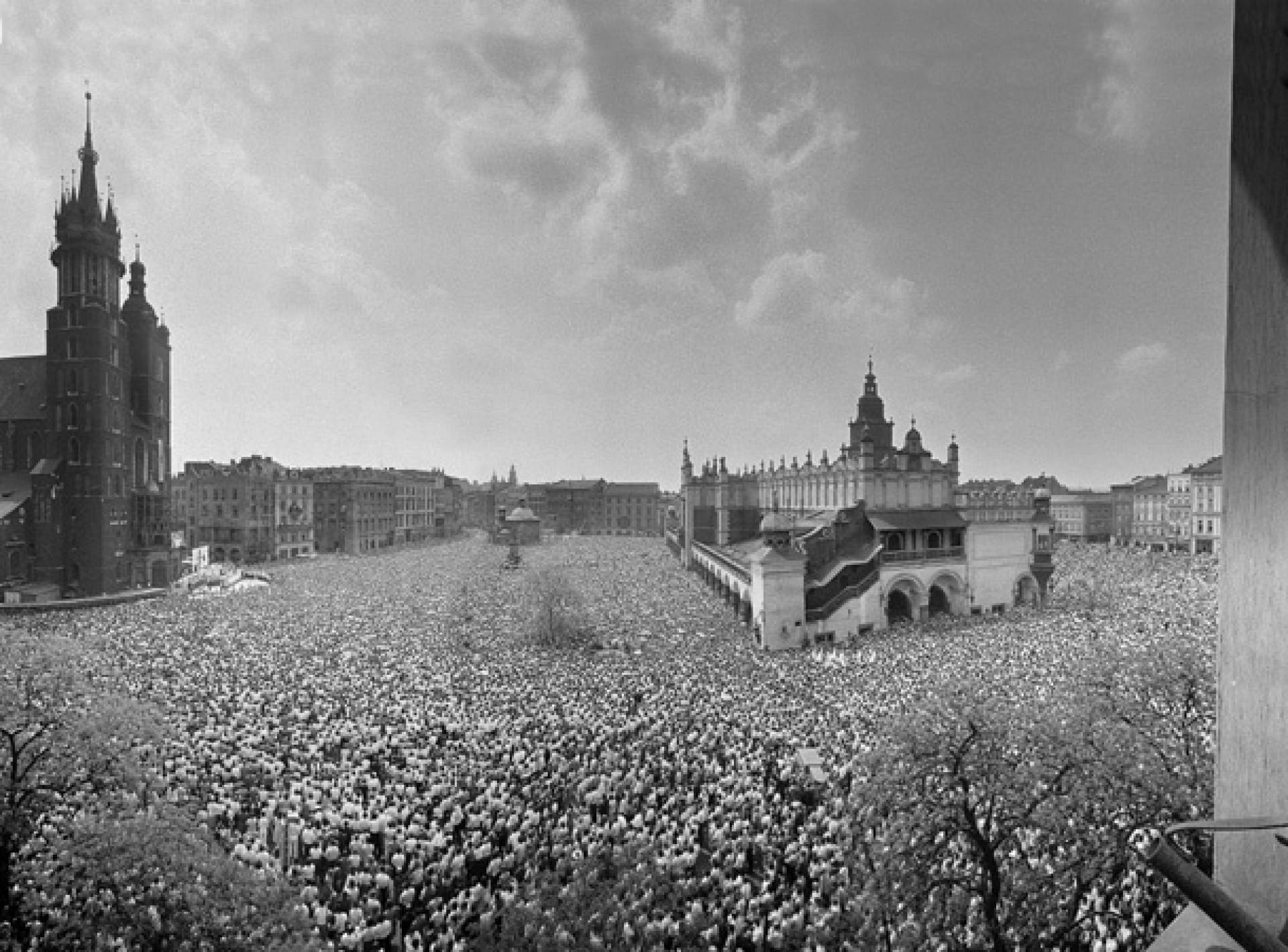 Pół miliona ludzi poszło wtedy na Rynek. Archiwalny film sprzed 40 lat...