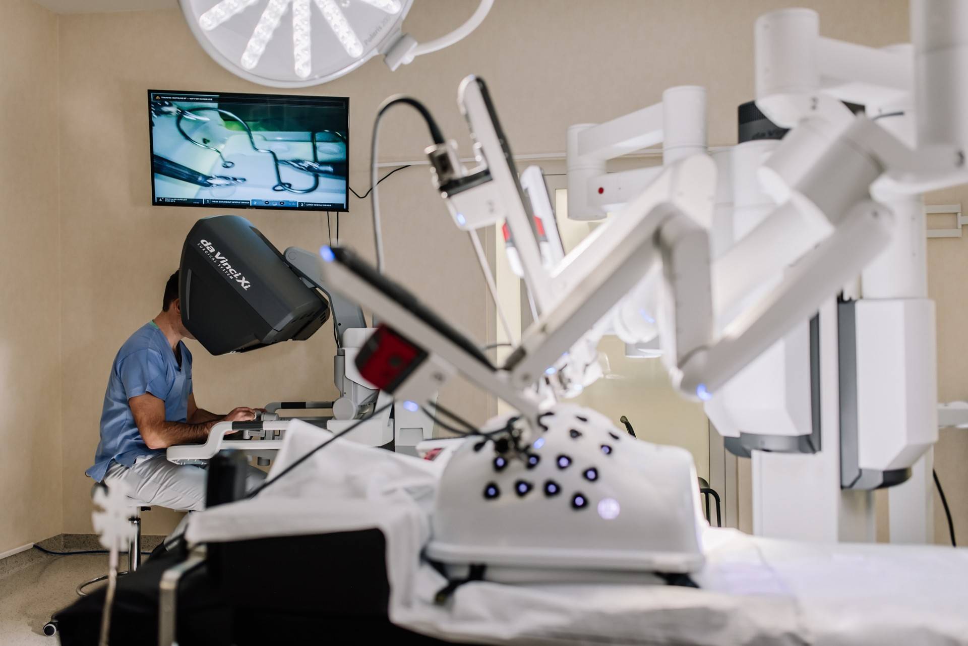 Operacje robotyczne ratują życie chorych na raka. Są drogie, ale dostępne też bezpłatnie