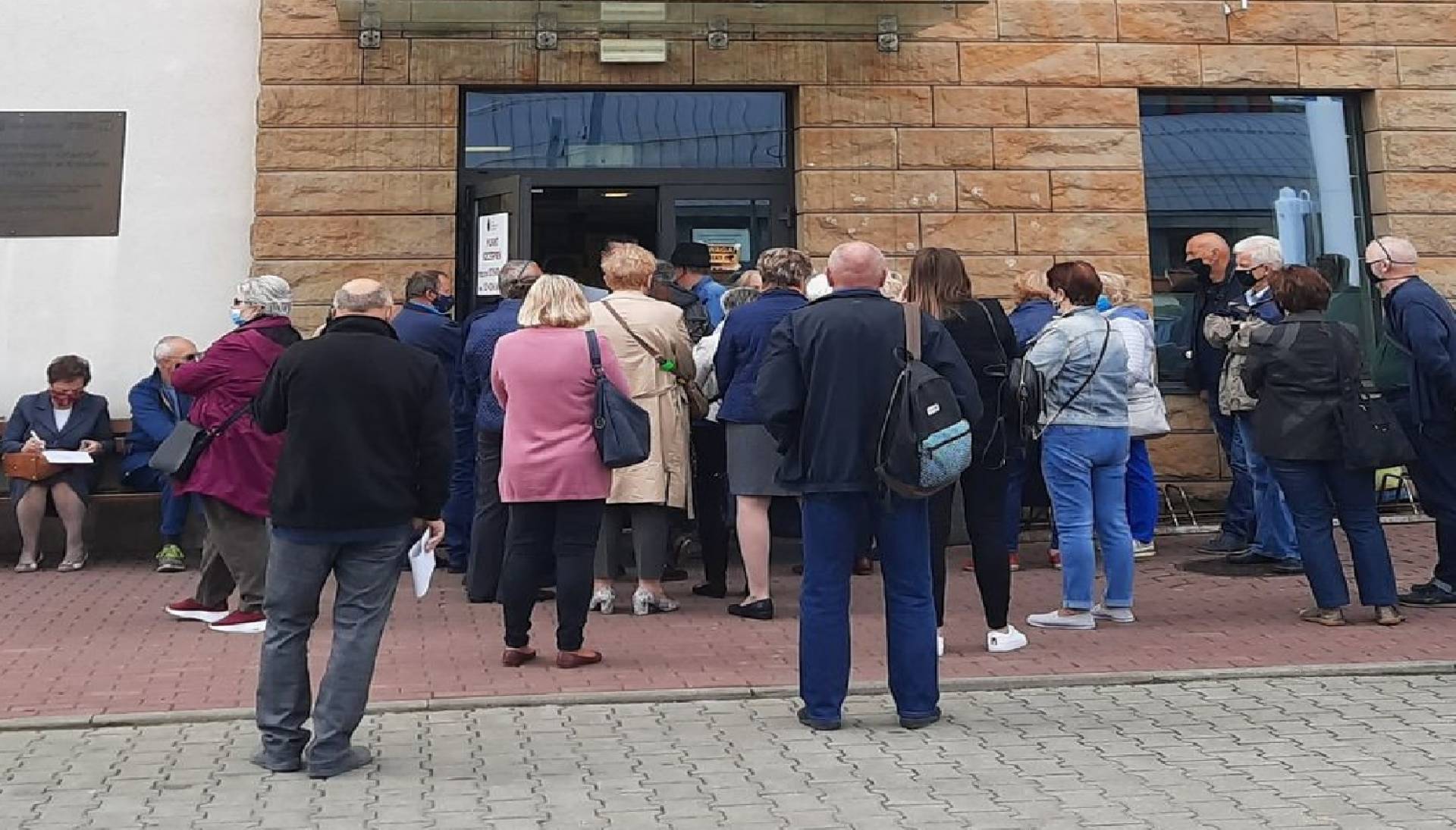 Przyszli na szczepienie, ale nie ma szczepionki. Zamieszanie w punkcie na Kopernika