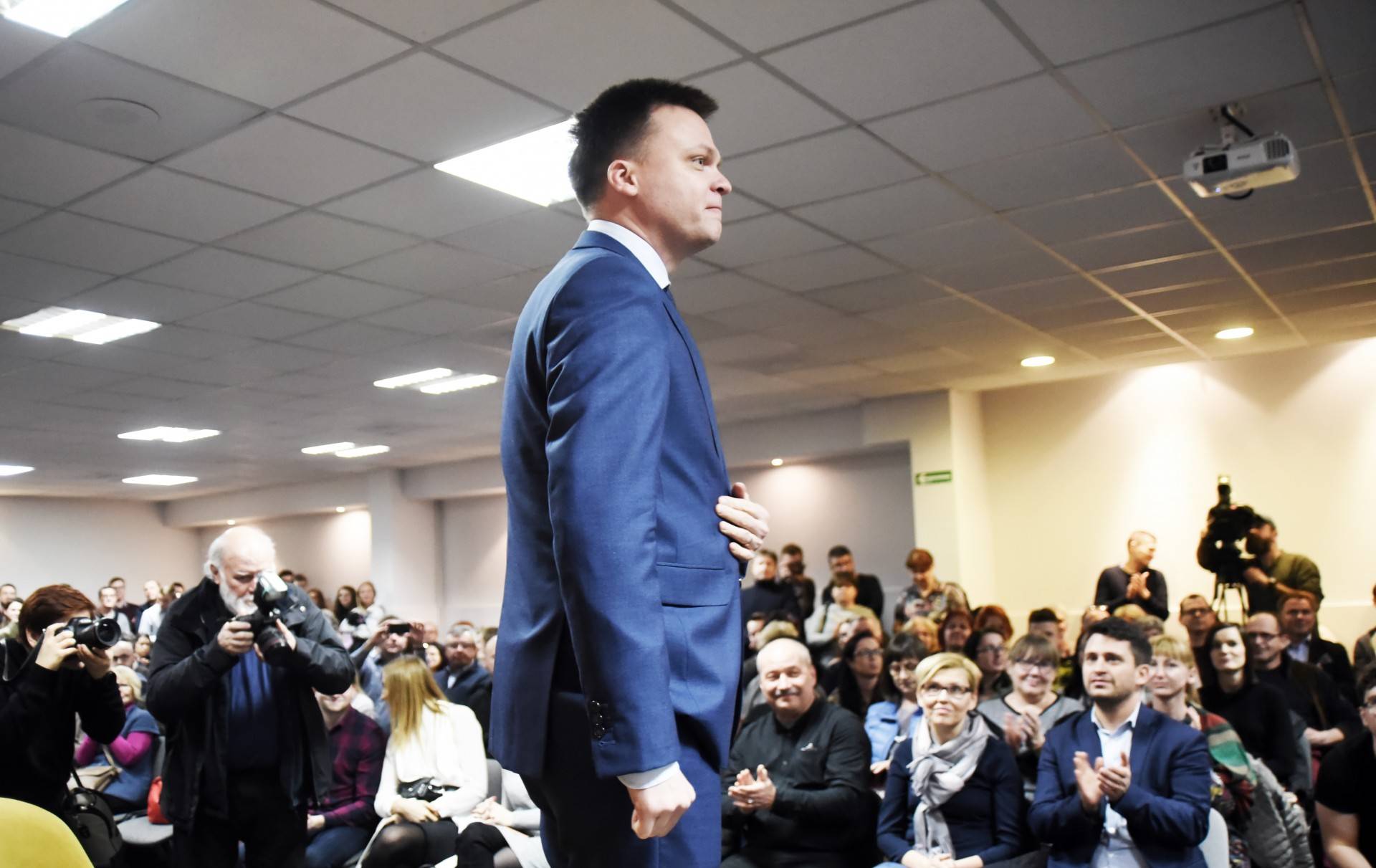 Mesjasz polskiej polityki? Setki osób, gorąca dyskusja i zbiórka skarpet