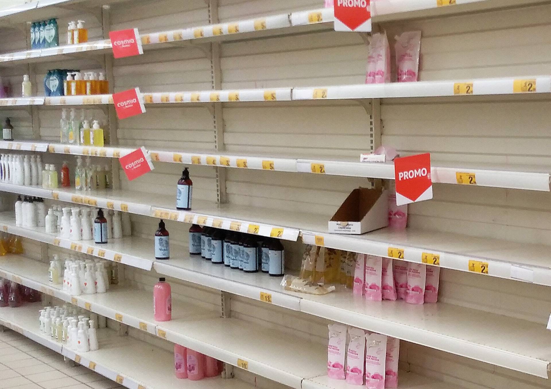 Zamknięte szkoły i uczelnie, w sklepach puste półki