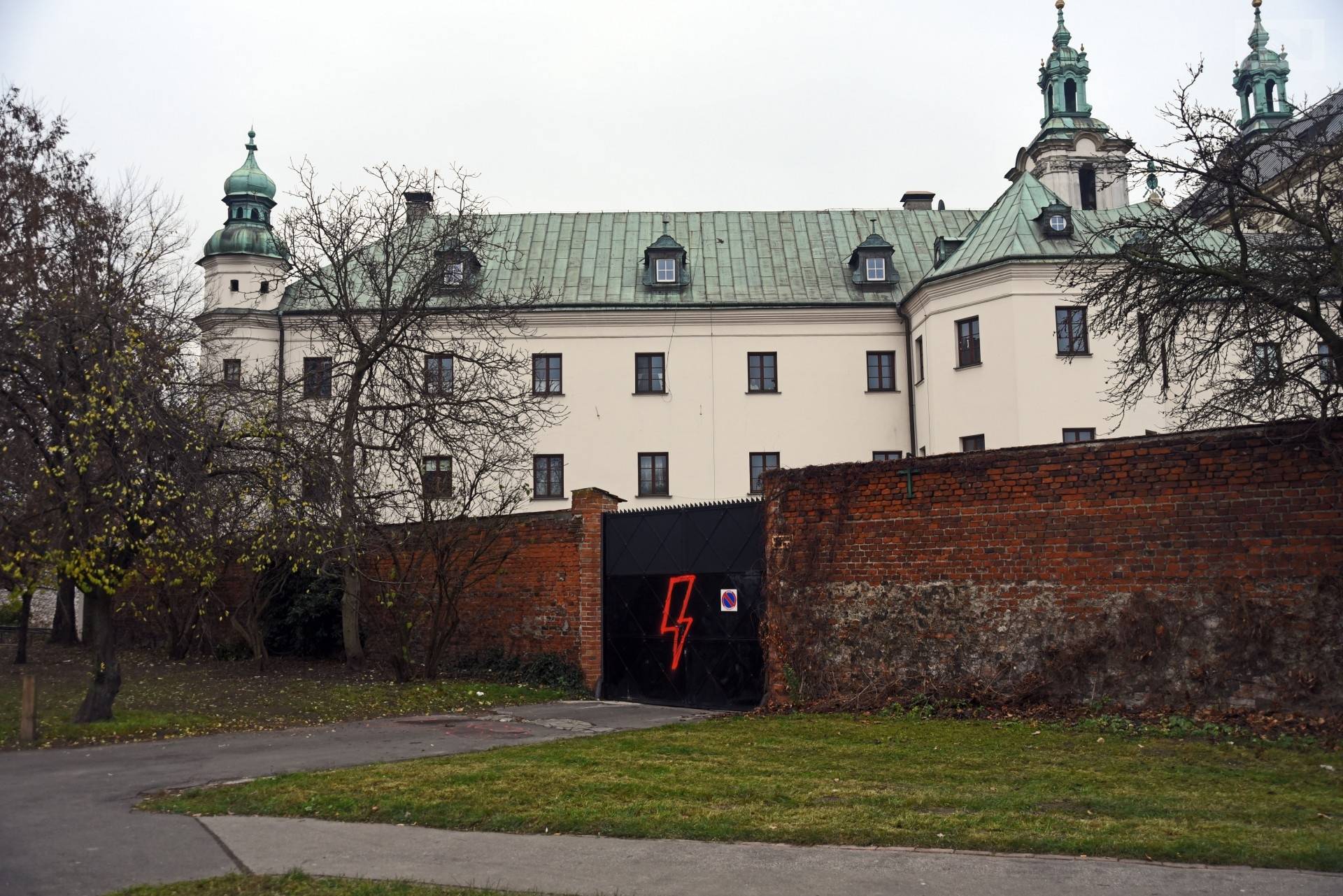Kto malował błyskawice i wieszaki na murach? Prokuratura zakończyła śledztwo
