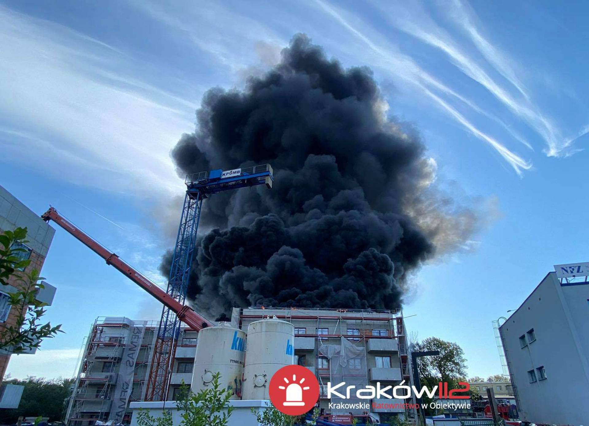 Groźny pożar na Wadowickiej. Palił się budowany blok mieszkalny (film)