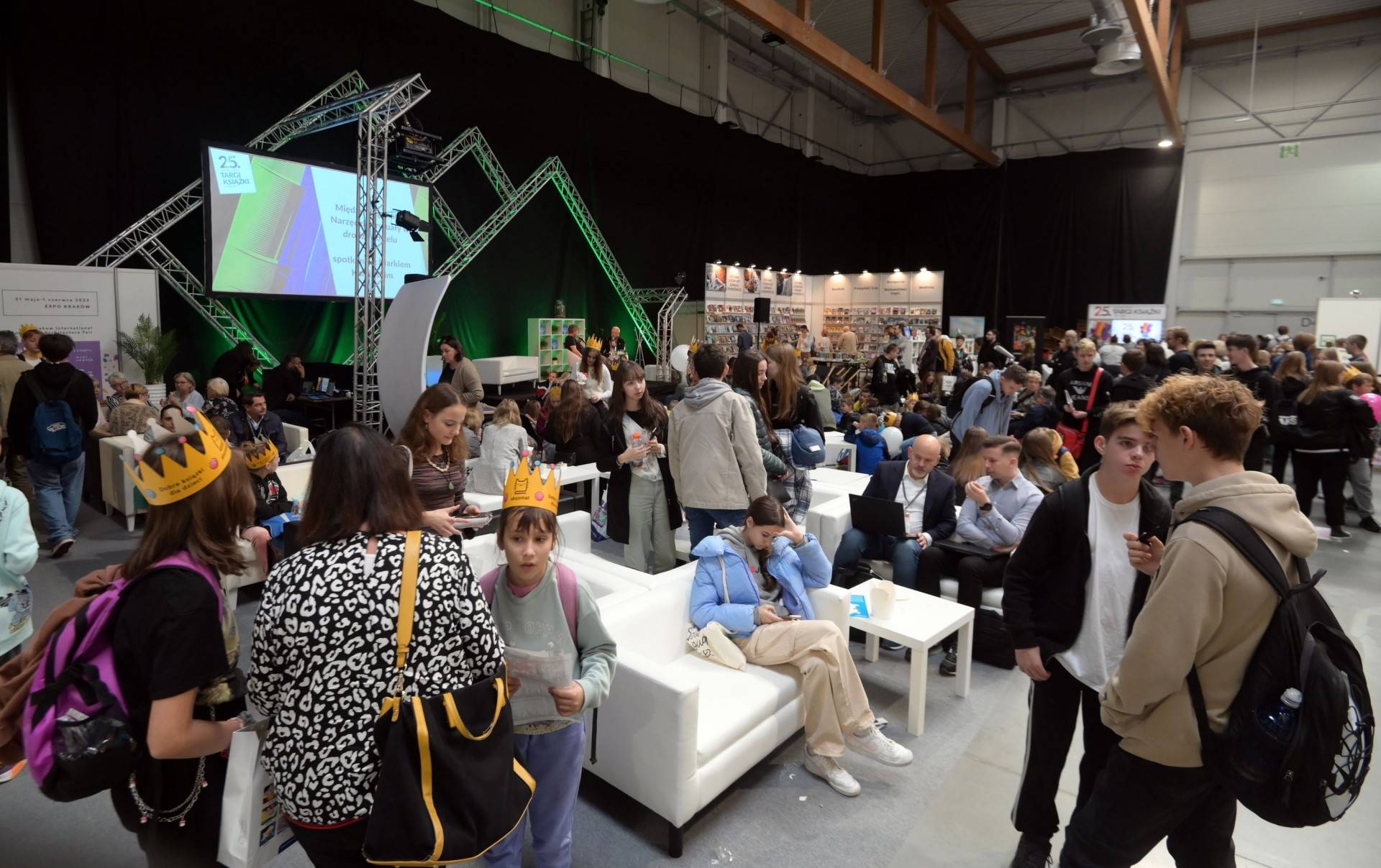 Tłumy w hali EXPO, jubileuszowe 25. Targi Książki w Krakowie