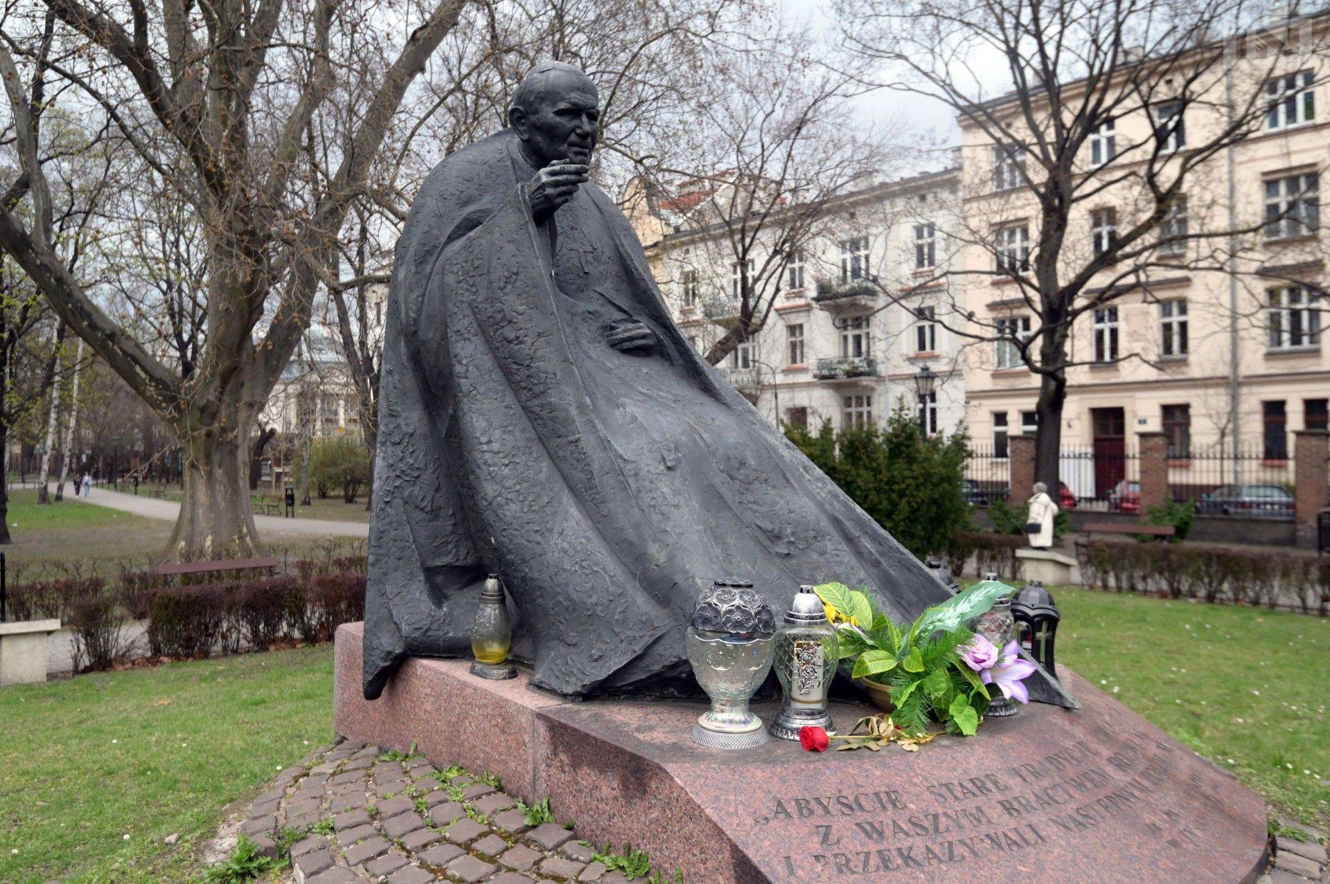 Jan Paweł II w Krakowie. 20 pomników, popiersi i płaskorzeźb oraz kopiec