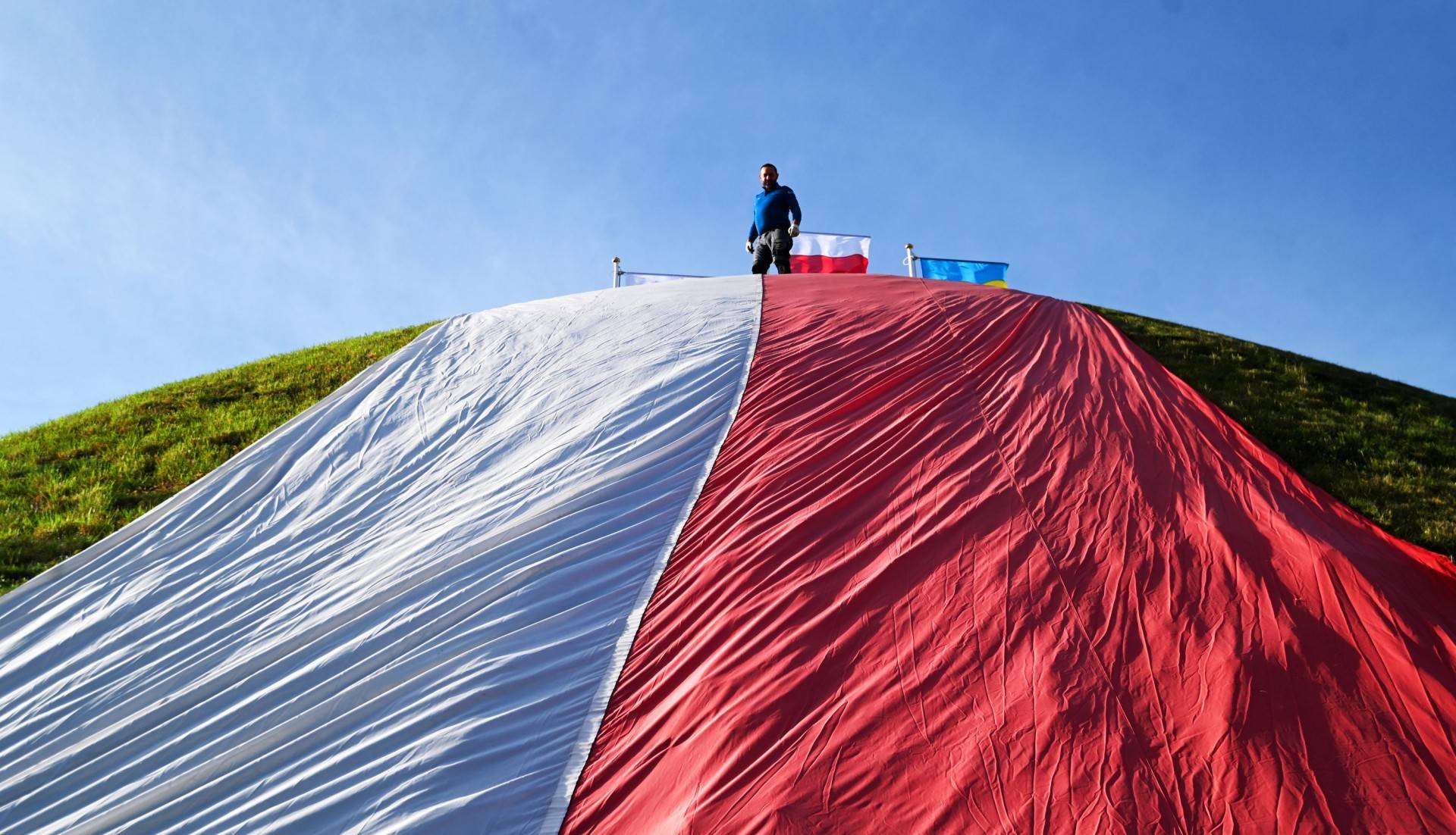 Rozłożyli gigantyczną flagę na Kopcu Kościuszki, świętujemy!