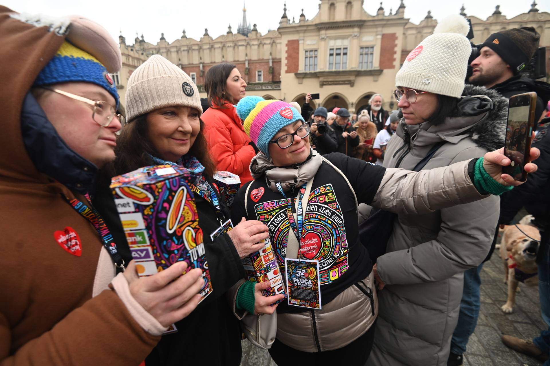 Anna Dymna jak zawsze wśród wolontariuszy, lubimy pomagać!