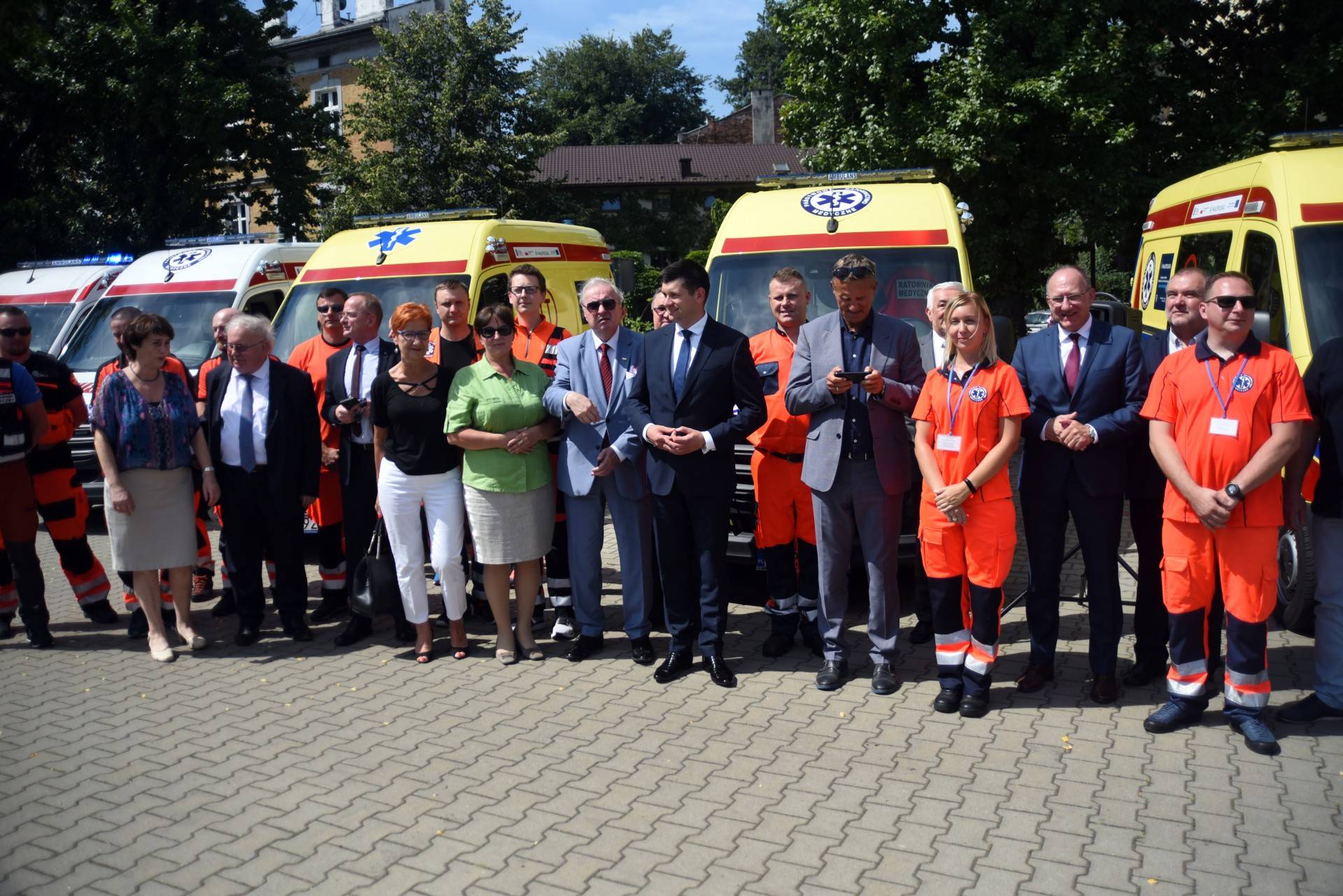 Przekazanie nowych karetek: a gdzie maseczki i dystans społeczny?