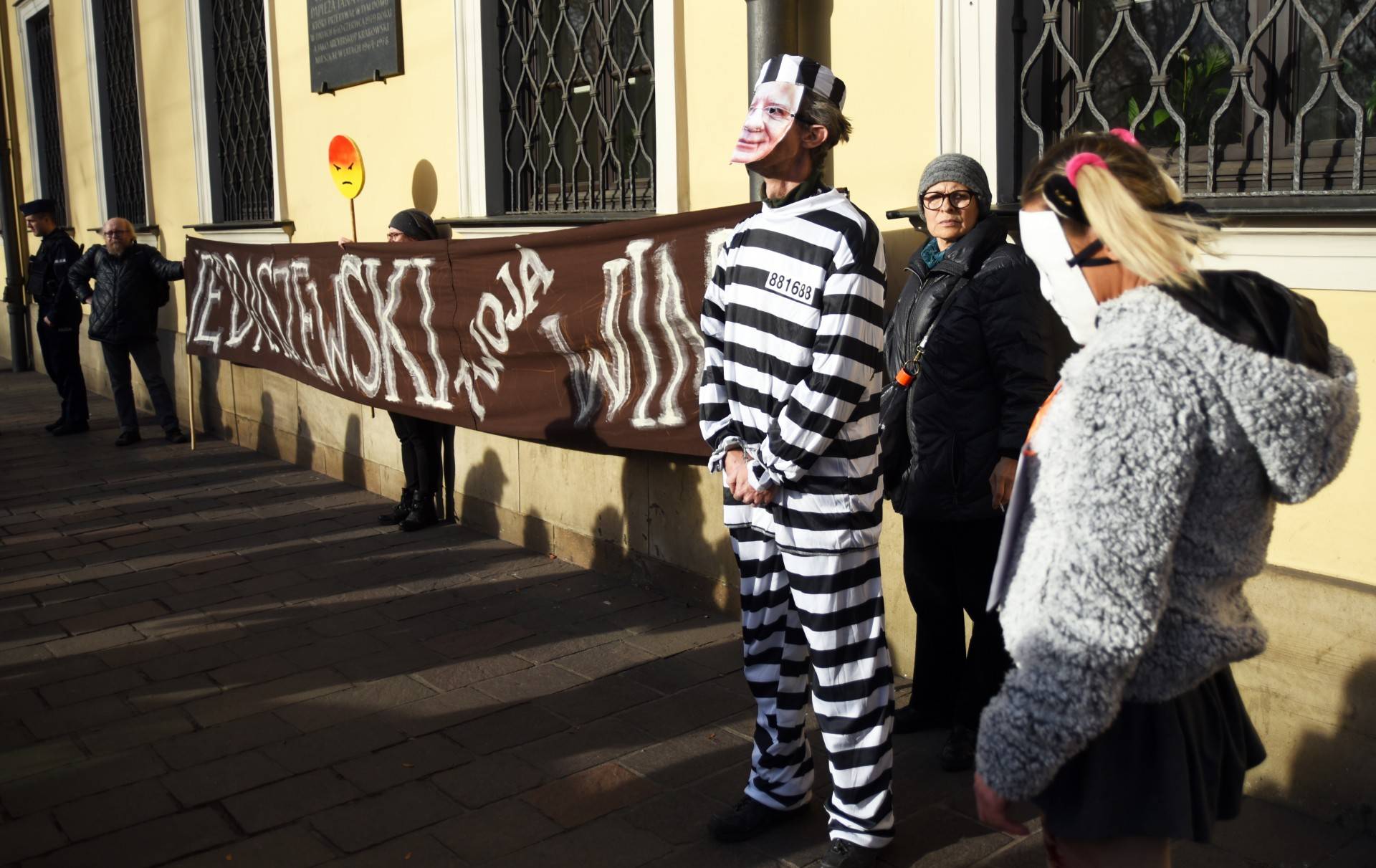 Jędraszewski w więziennym pasiaku, krew, krzyk i płacz przed kurią