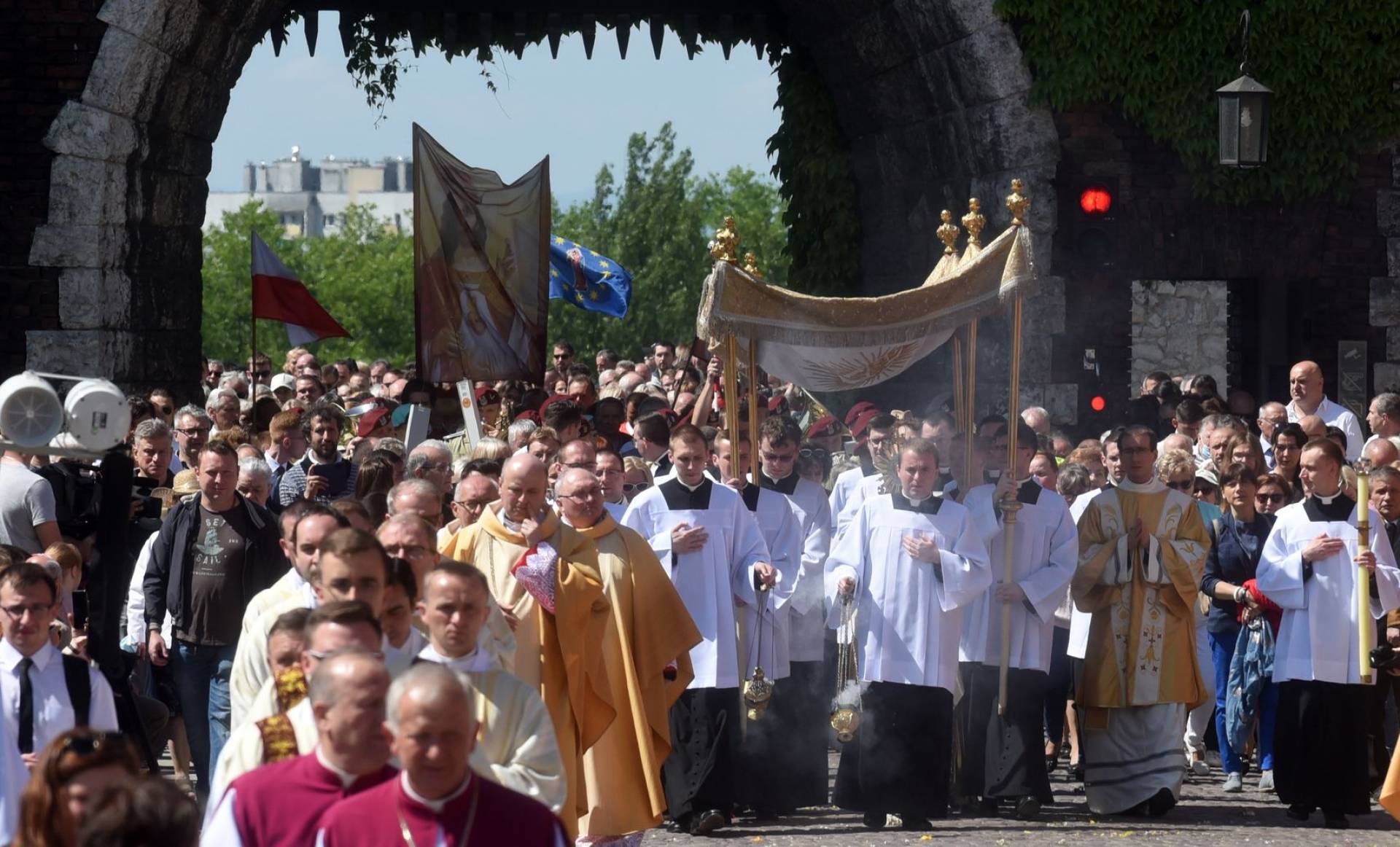 Setki osób na procesji Bożego Ciała. Już bez maseczek