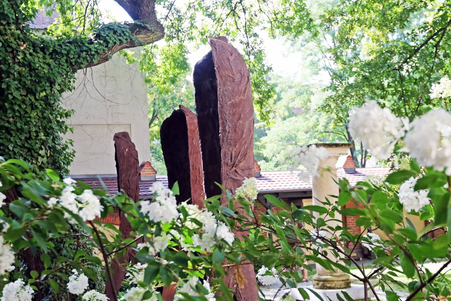 Wyjątkowy pokaz rzeźb Magdaleny Abakanowicz. "Postacie kroczące"