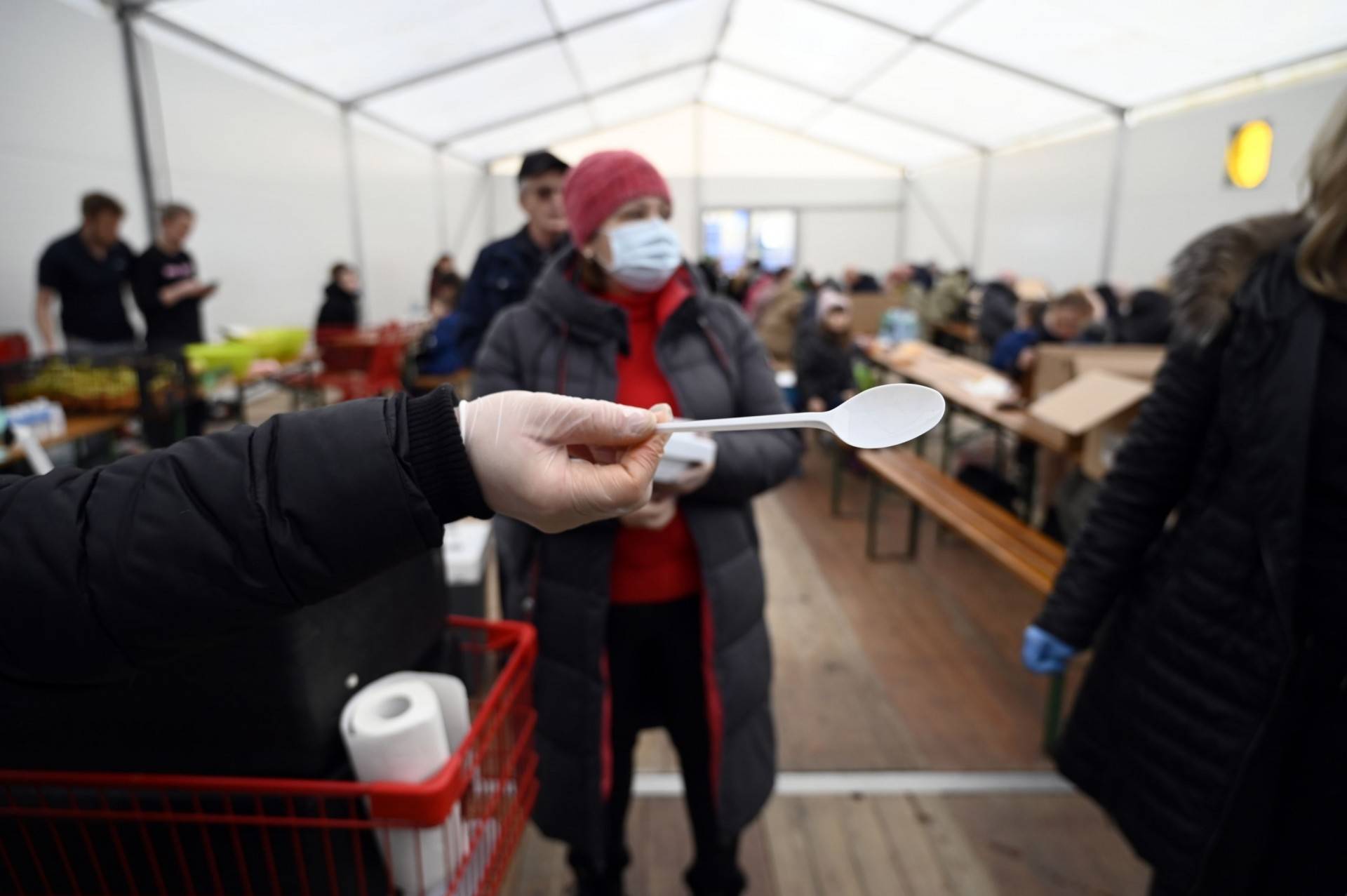 Namioty na placu przed dworcem. Ciepła zupa i schronienie