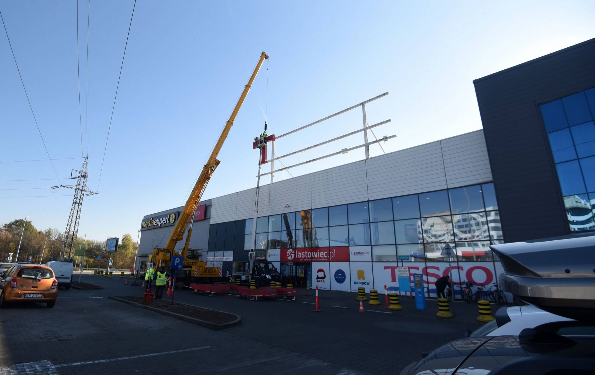 Tak Tesco znika z Krakowa. W środku też już niewiele zostało