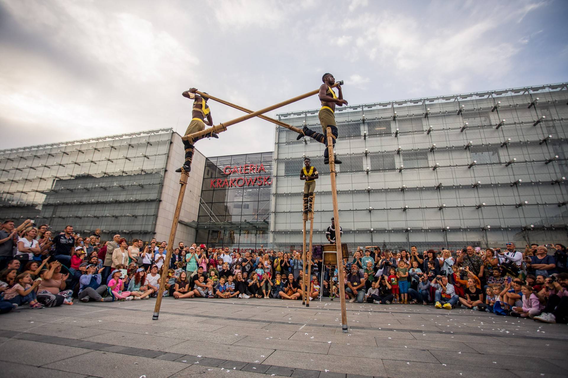 Magiczne show na szczudłach. Teatry uliczne w akcji