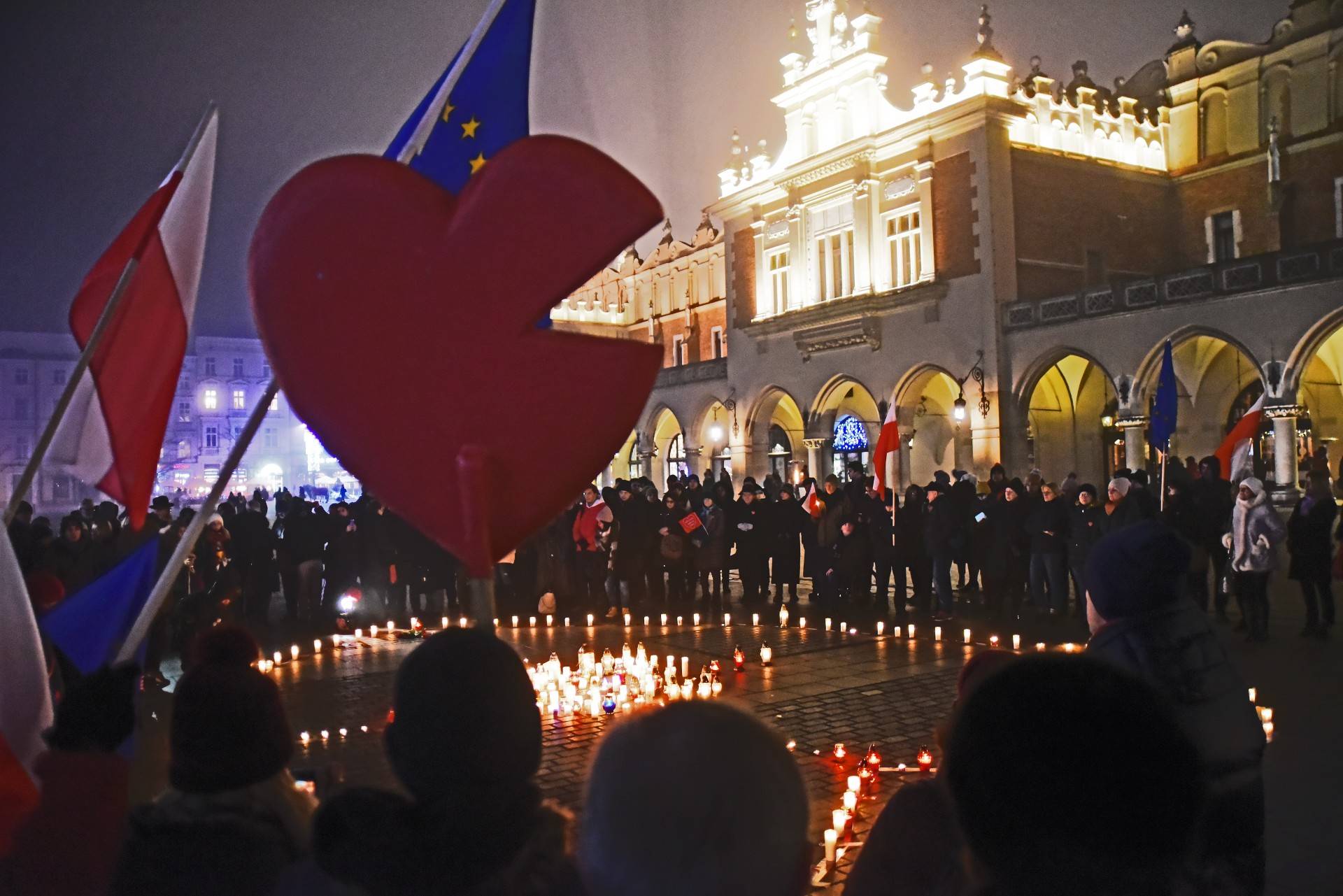 Zapłonęły  znicze na krakowskim Rynku, pamiętamy...