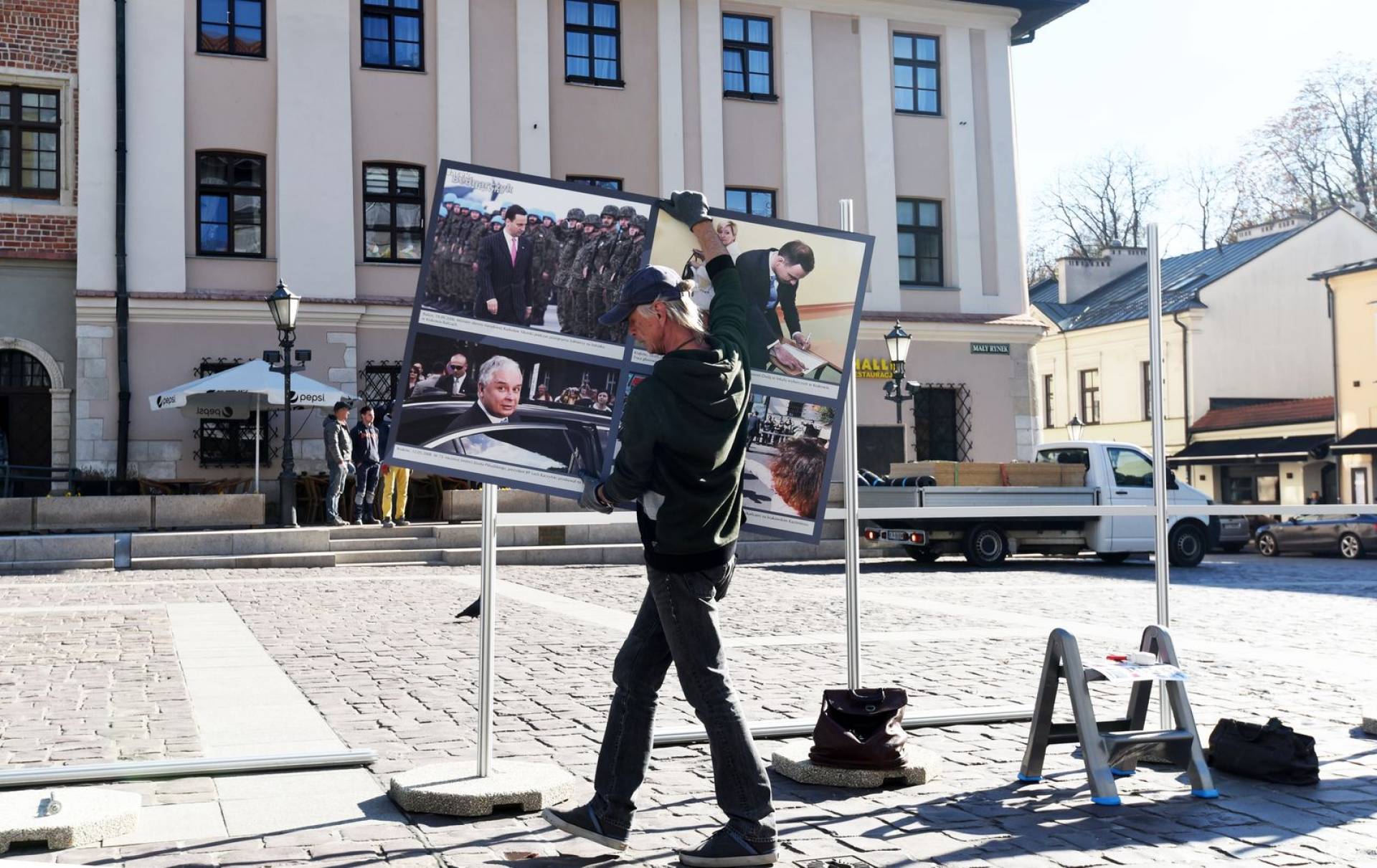 Wystawa już gotowa. Przyjaciele wybrali 65 spośród 100 tysięcy jego zdjęć