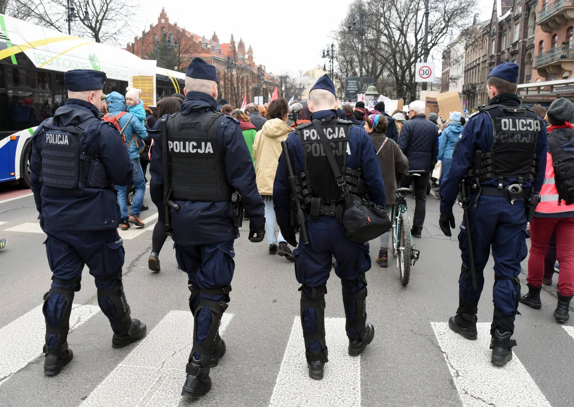 Dzień kobiet w Krakowie pod nadzorem: Manifa i... płacz dzieci