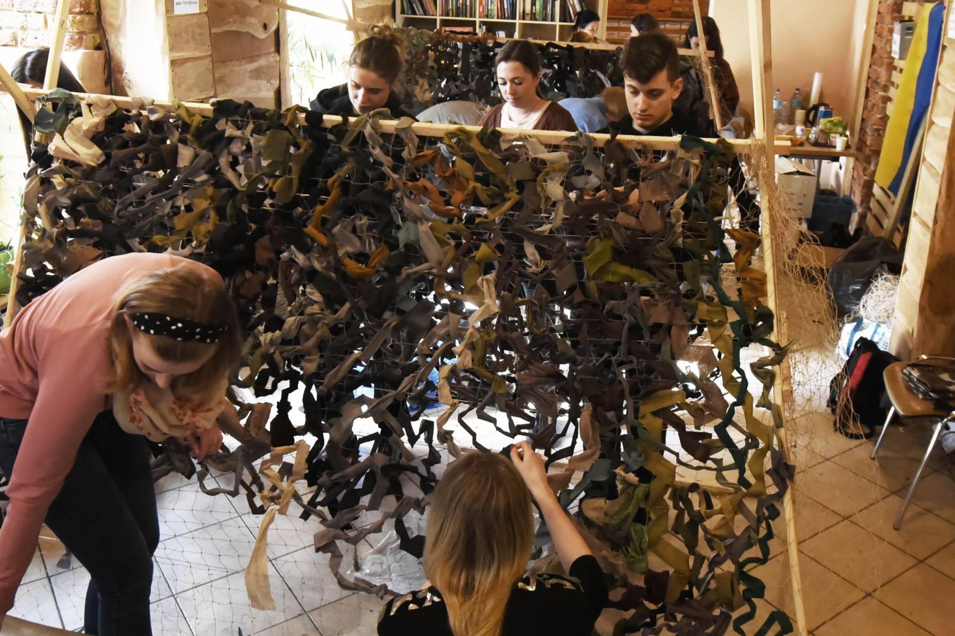 Robią siatki maskujące dla ukraińskiego wojska, potrzeba rąk do pracy
