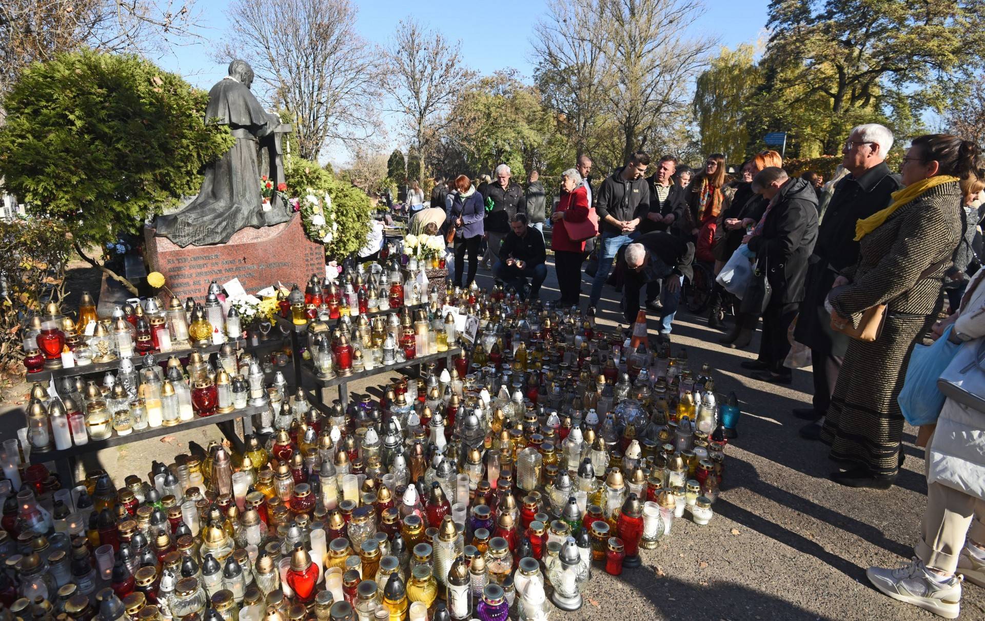 Znicze, kwiaty, baloniki i stragany z cukierkami. Tak świętujemy...