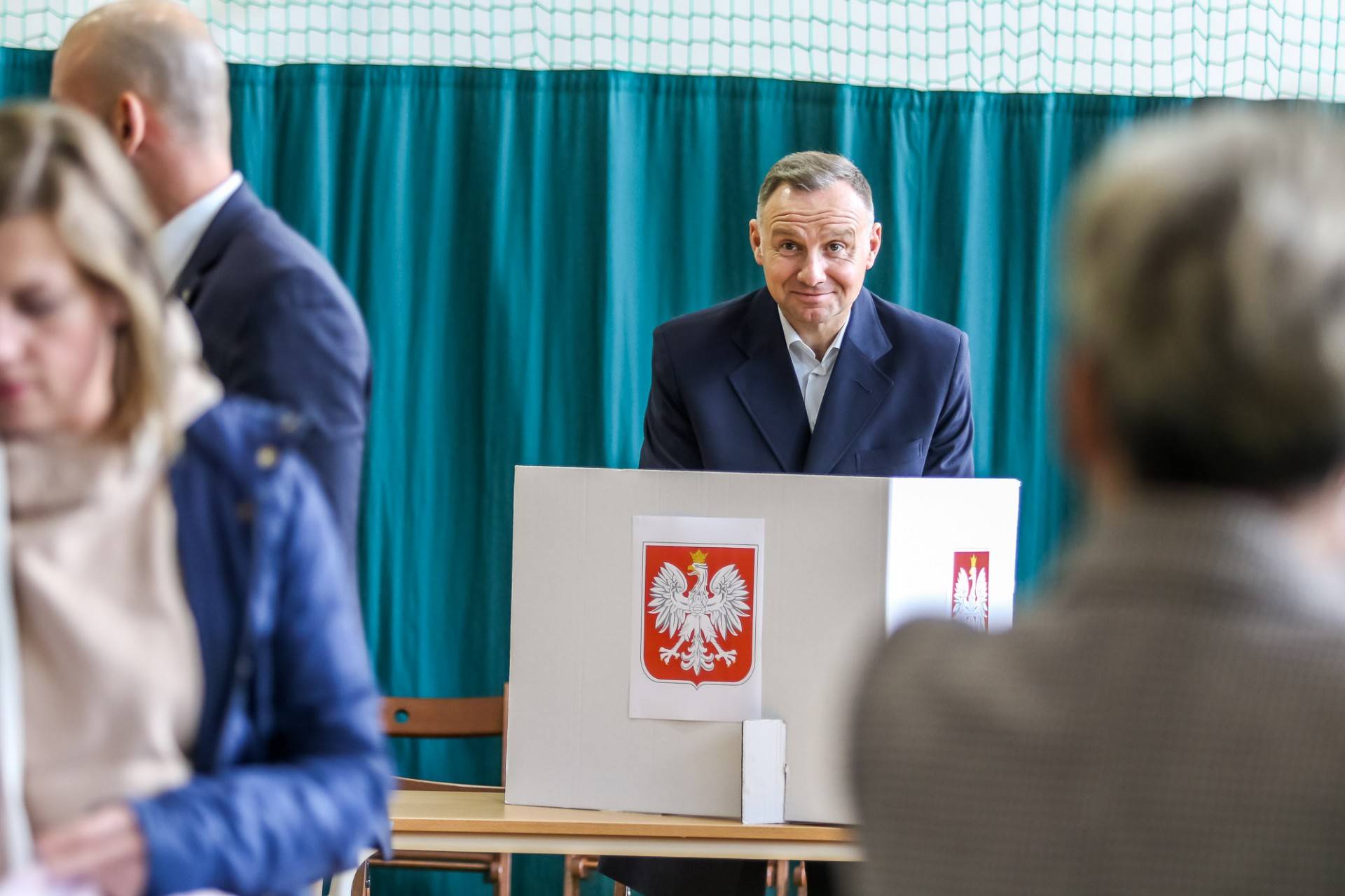 Wybory w Krakowie: długie kolejki do późnej nocy i świętowanie w partyjnych sztabach