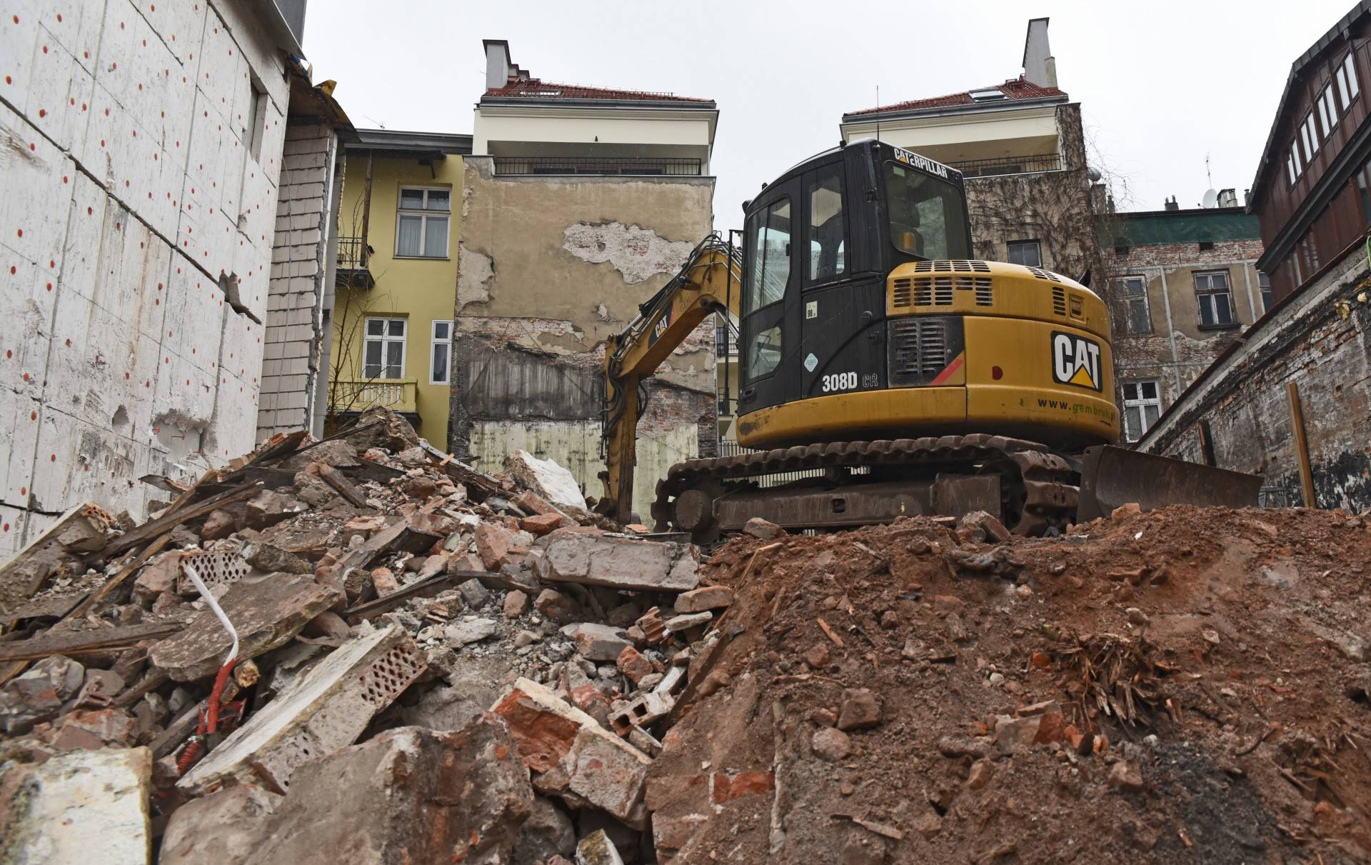 Tak wyburza się zabytkową kamienicę w Krakowie