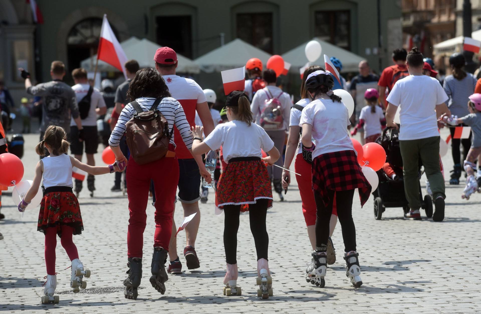 Świętowanie Dnia Flagi w Krakowie: ogórki, rolki i tłum turystów