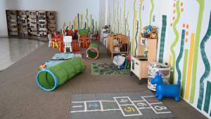 Zamieszka tu kilkuset uchodźców z Ukrainy. Sale pomalowali studenci ASP