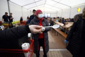 Namioty na placu przed dworcem. Ciepła zupa i schronienie