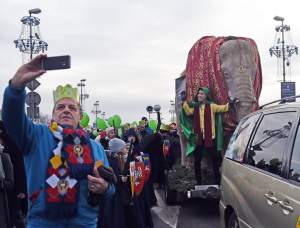 Tysiące krakowian na ulicach, jeden z królów z... Dalekiego Wschodu