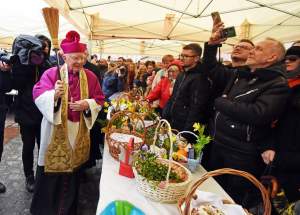 Święcenie pokarmów na Rynku Głównym. Tym razem nie przy kościele Mariackim