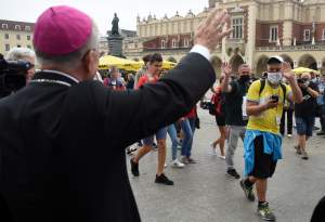Pozdrawiając metropolita zachował dystans. Pielgrzymka w czasie pandemii