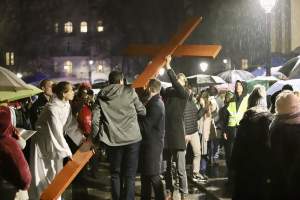 Akademicka Droga Krzyżowa na ulicach Krakowa. Wyszło dwa tysiące osób