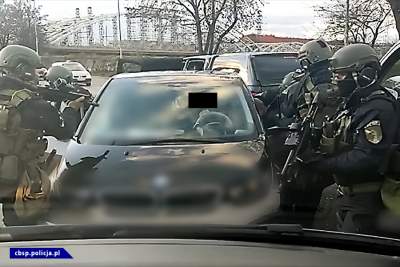 Spektakularna akcja policji na Zabłociu: przejęta broń i narkotyki (wideo)