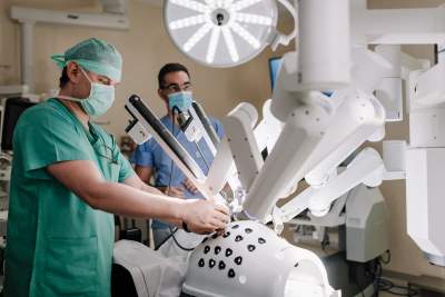 W Krakowie robot pomaga operować nowotwory. Kto może skorzystać?