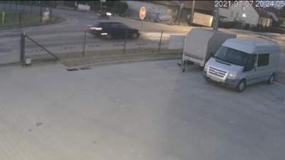 Potrącił motorowerzystę i uciekł. Policja szuka sprawcy i publikuje film