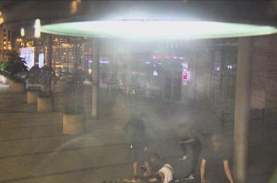 Napadli i pobili przechodnia przy Galerii Krakowskiej. Zarejestrowały to kamery